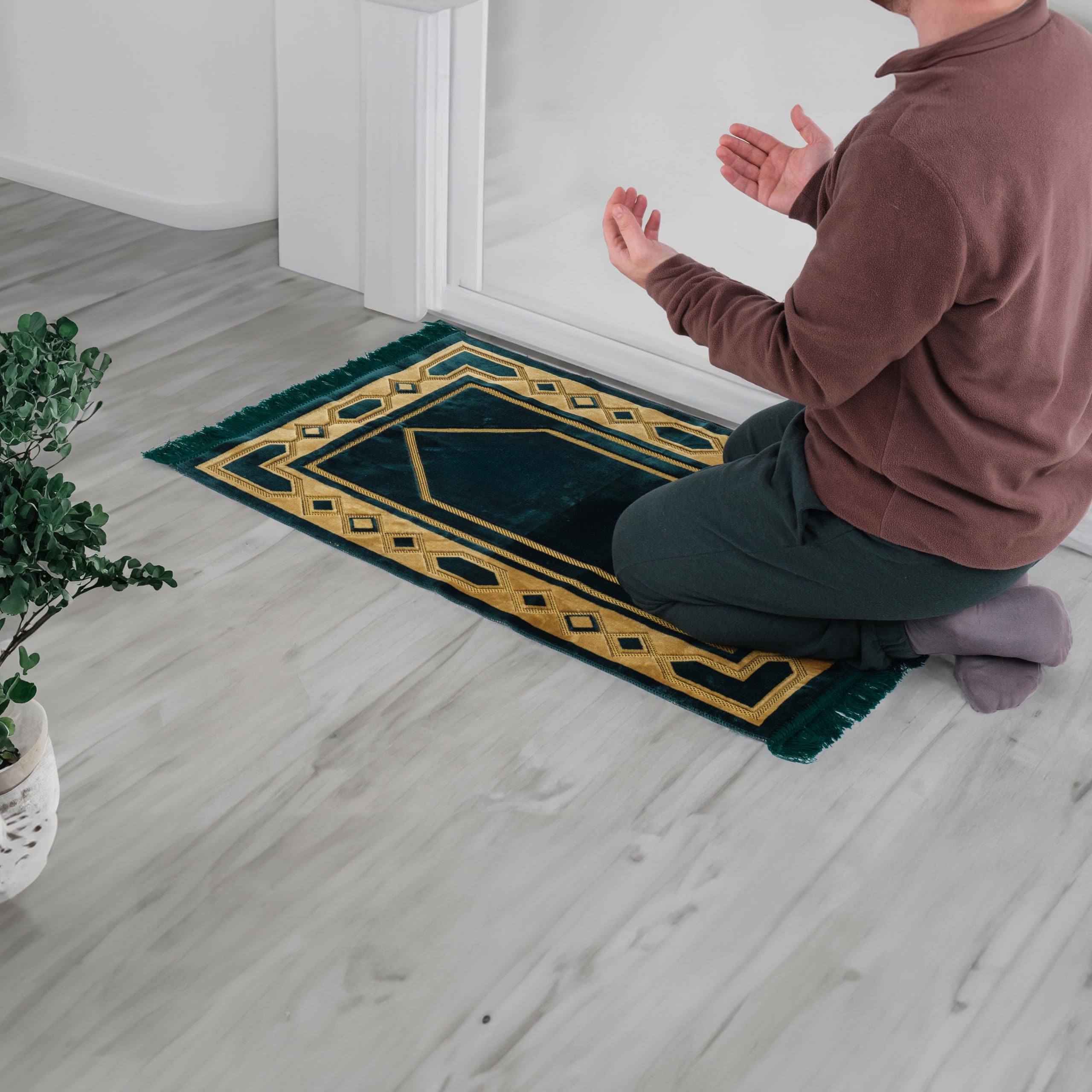 Eco-Friendly Velvet Islamic Prayer Mat - Turkish Design for Mindful Prayers - Includes Prayer Beads - Green